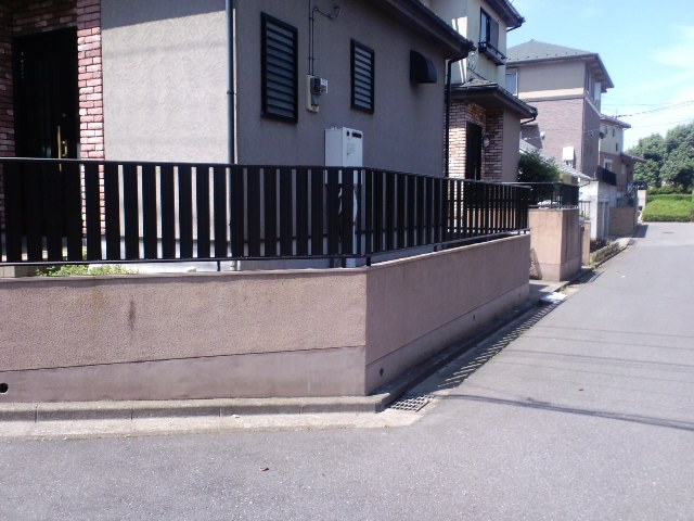 完成。生垣を撤去し、ブロックの上にフェンスを設置した（白井市 F様邸）