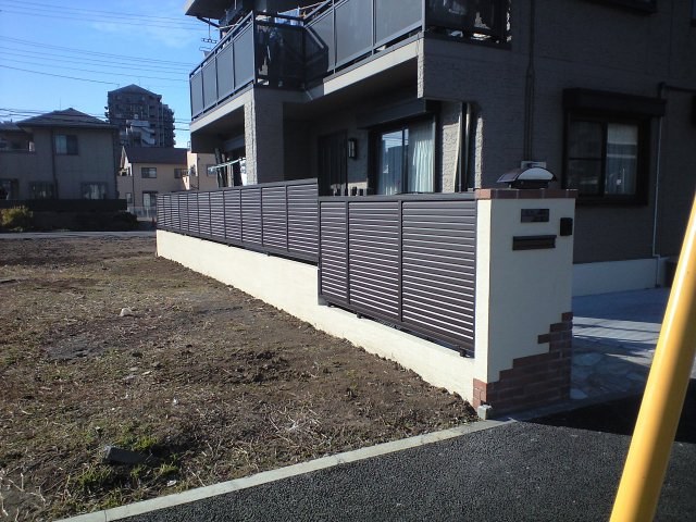 完成したブロック積みと目隠しフェンス（千葉市 N様邸）